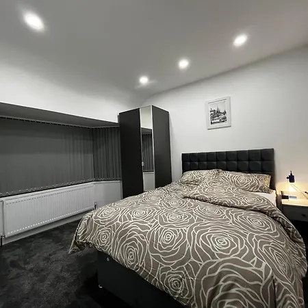 Lovely Near Bhx Airport, Nec Apartment