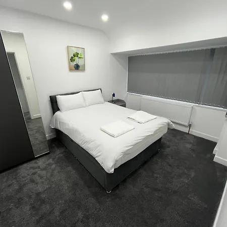Apartment Lovely Near Bhx Airport, Nec